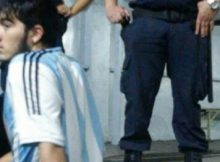Un policía armado en la escuela, espionaje y hostigamiento a estudiantes y docentes