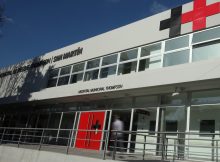Un vecino agradece a los médicos del hospital Thompson