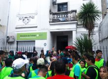 Trabajadores despedidos de Sport Tech reclaman por sus puestos de trabajo y salarios adeudados