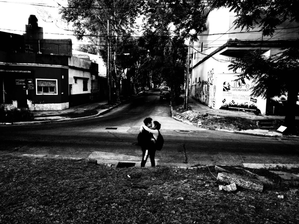 Beso en Villa Maipú por Tamara Grinberg