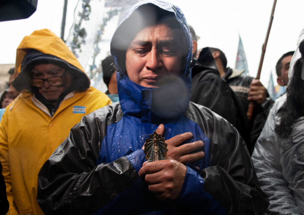 Contra viento y marea: el fervor inquebrantable de los peregrinos de la Vírgen